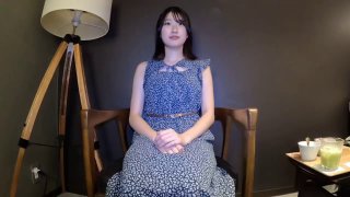 长发贫乳妹子镜头前全裸伸展，展现柔软身段，肯定能玩许多姿势～
